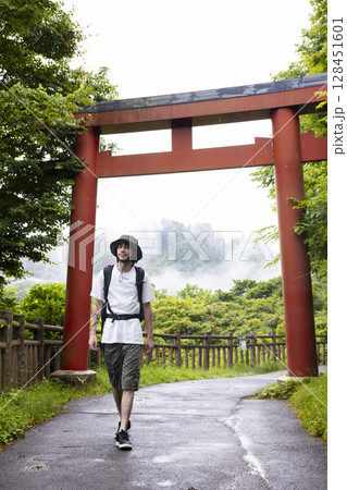 日本観光を楽しむインバウンド男性 日本観光を楽しむインバウンド男性 128451601