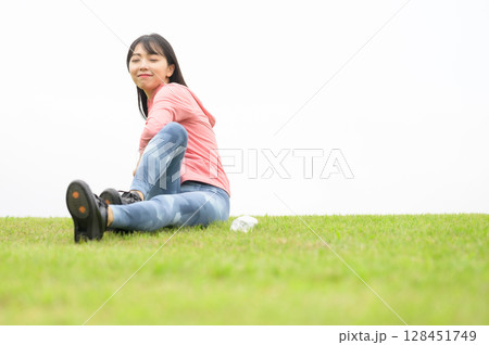 公園で休憩中の女性 128451749