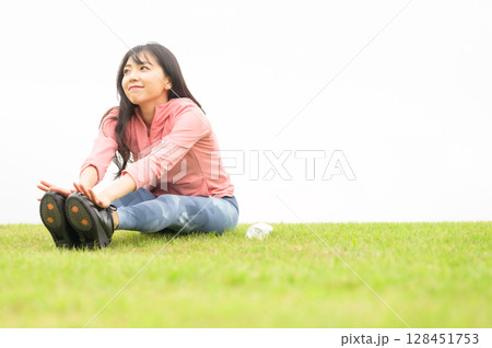 公園で休憩中の女性 128451753