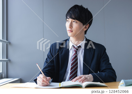 勉強する高校生 128452066