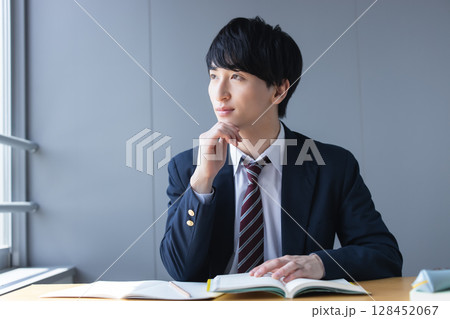 勉強する高校生 勉強する高校生 128452067