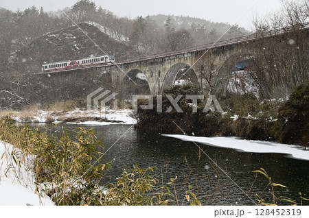 雪降りの達曾部川橋梁 雪降りの達曾部川橋梁 128452319