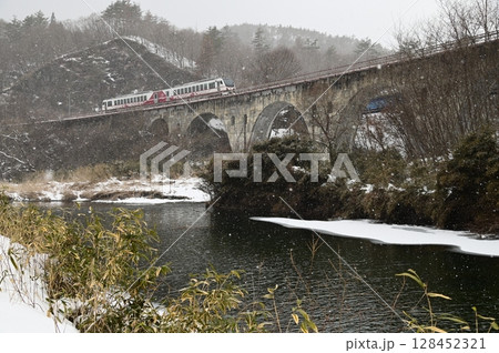 雪降りの達曾部川橋梁 雪降りの達曾部川橋梁 128452321