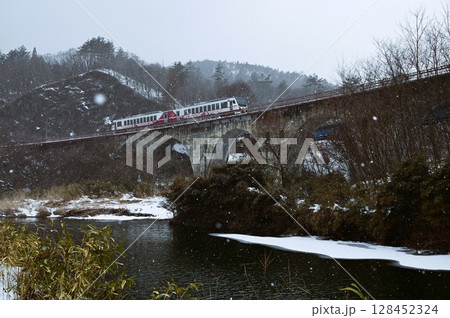 雪降りの達曾部川橋梁 雪降りの達曾部川橋梁 128452324