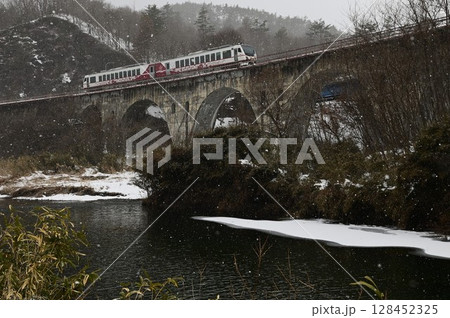 雪降りの達曾部川橋梁 128452325