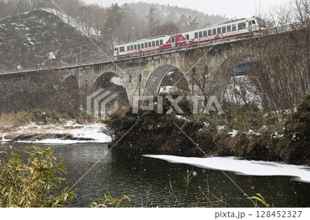 雪降りの達曾部川橋梁 雪降りの達曾部川橋梁 128452327