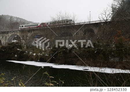 雪降りの達曾部川橋梁 128452330