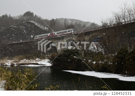 雪降りの達曾部川橋梁 雪降りの達曾部川橋梁 128452331