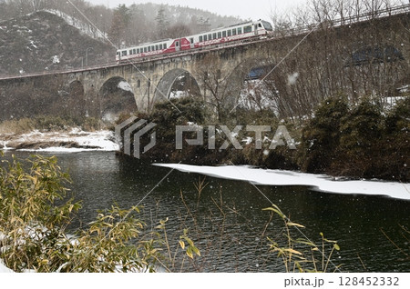 雪降りの達曾部川橋梁 雪降りの達曾部川橋梁 128452332