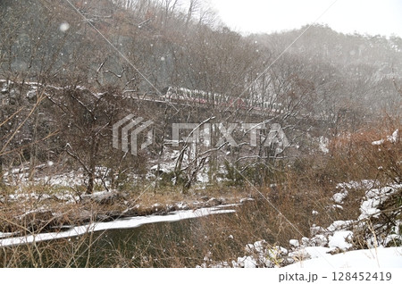 冬の達曾部川橋梁付近の風景 冬の達曾部川橋梁付近の風景 128452419