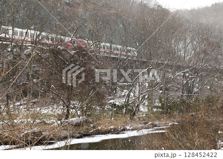 冬の達曾部川橋梁付近の風景 128452422