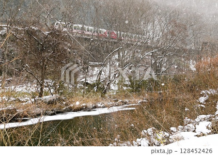 冬の達曾部川橋梁付近の風景 128452426