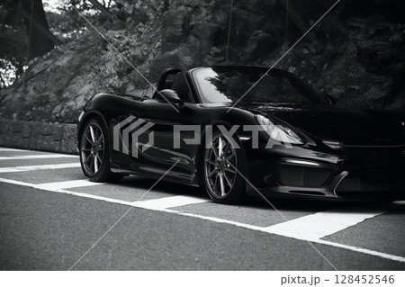 ツヤツヤの黒いオープンカー ツヤツヤの黒いオープンカー 128452546