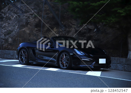 ツヤツヤの黒いオープンカー 128452547