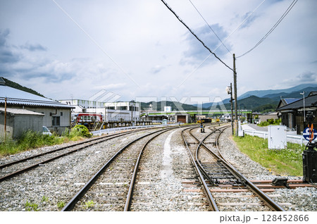 地方の鉄道風景と分岐する線路｜旅情を誘うローカル駅の情景 128452866