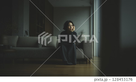 暗い部屋で1人で悩む日本人女性 128453176