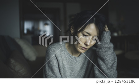 暗い部屋で1人で悩む日本人女性 128453180