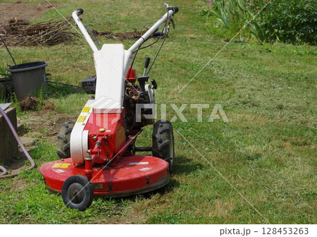 歯を回転させて草を刈る草刈機の様子 128453263