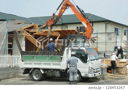 古くなった家を解体する作業の様子 128453267