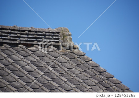 セメント瓦が風化で劣化した様子 128453268