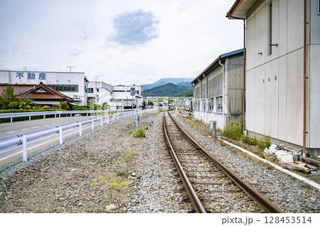 地方都市の生活道路と鉄道|線路が通る町のリアルな風景 地方都市の生活道路と鉄道|線路が通る町のリアルな風景 128453514