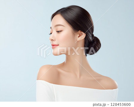 自然な表情が魅力のオフショルダー姿の女性 自然な表情が魅力のオフショルダー姿の女性 128453600