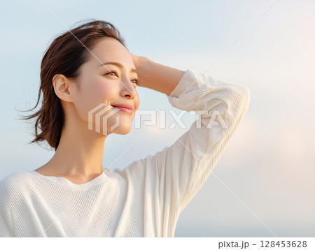 青空と笑顔に包まれた女性の横顔 128453628