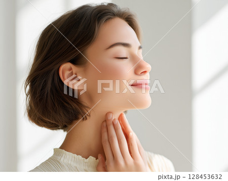 美しい素肌で穏やかに目を閉じる女性 128453632