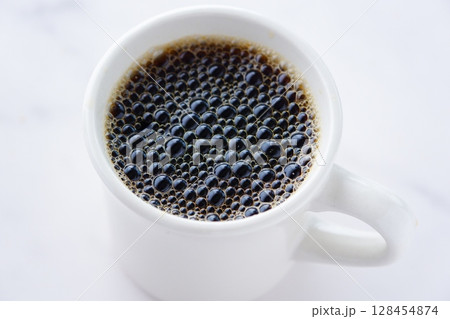 淹れたてで香りのよいコーヒーを飲みながら、のんびりリラックスする時間を楽しんでいるイメージ 128454874