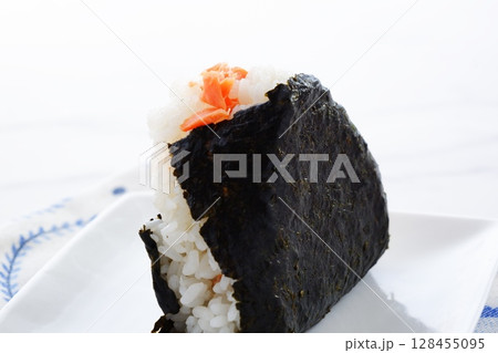おにぎり - 炊きたてのごはんで握った、紅鮭のおにぎり おにぎり - 炊きたてのごはんで握った、紅鮭のおにぎり 128455095