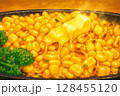 とうもろこしとバターを鉄板でじっくり焼いたおいしい料理 128455120