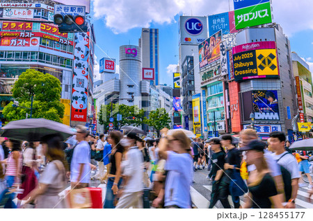 日本の東京都市景観7月…インバウンド続く。外国人観光客らで賑わう渋谷スクランブル交差点…=13日 日本の東京都市景観7月…インバウンド続く。外国人観光客らで賑わう渋谷スクランブル交差点…=13日 128455177