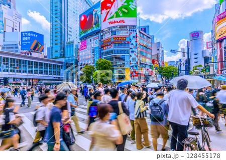 日本の東京都市景観7月…インバウンド続く。外国人観光客らで賑わう渋谷スクランブル交差点…=13日 日本の東京都市景観7月…インバウンド続く。外国人観光客らで賑わう渋谷スクランブル交差点…=13日 128455178