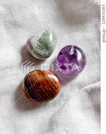 カラフルな3つの天然石　AI画像 128455363