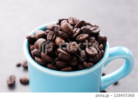 コーヒーカップと、深煎りしたコーヒー豆 128455368