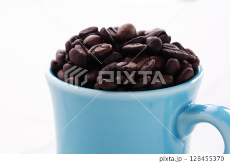 コーヒーカップと、深煎りしたコーヒー豆 128455370
