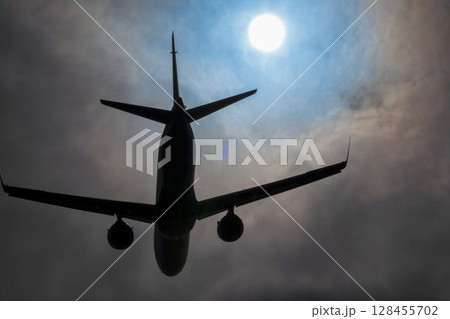 朝の仙台空港　離陸中の飛行機　宮城県名取市 128455702