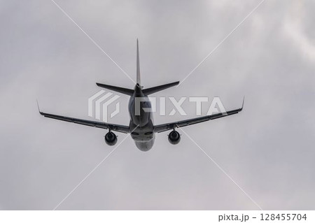 朝の仙台空港　離陸中の飛行機　宮城県名取市 128455704