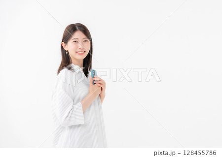 女性　スマートフォン　スマホ　笑顔 128455786