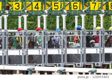 競馬場の風景　ゲートイン　福島県福島市 128455801