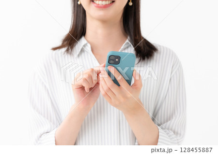 女性　スマートフォン　スマホ　手元	 128455887
