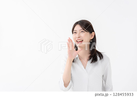 呼びかけをする女性 128455933