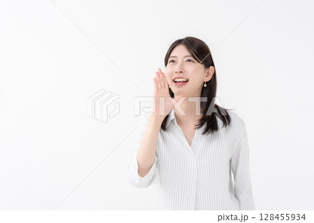 呼びかけをする女性 呼びかけをする女性 128455934