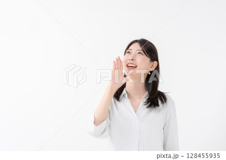 呼びかけをする女性 128455935