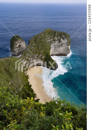 Stunning aerial view of Kelingking Beach on Nusa Penida, Bali, Indonesia Stunning aerial view of Kelingking Beach on Nusa Penida, Bali, Indonesia 128455998