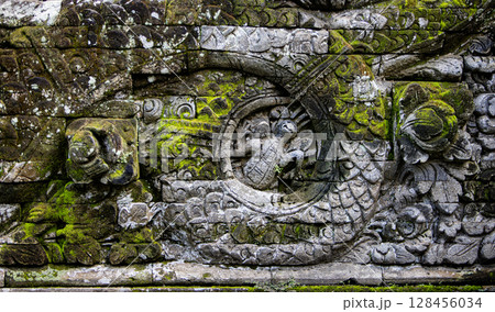 Old wall texture covered with green moss in Bali, Indonesia 128456034