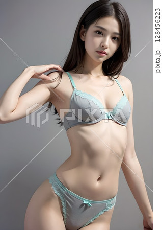 片手を肩に乗せているグレーグリーンのブラと綿のパンティの女性 128456223