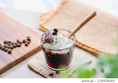 ホイップクリームのせコーヒーゼリー 128456263