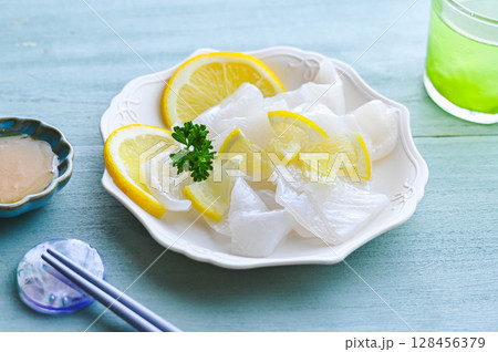 レモン風味の刺身こんにゃく レモン風味の刺身こんにゃく 128456379