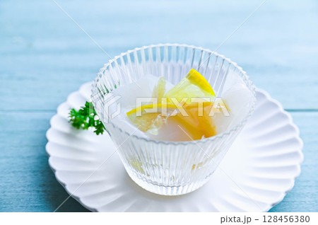 レモン風味の刺身こんにゃく 128456380